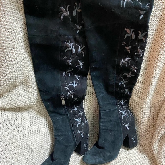 Kenneth Cole NY Suede Claire Boots, Size‎ 6 - Picture 2 of 5